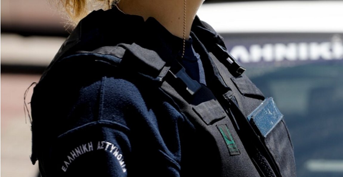 ΕΔΕ για τον αστυνομικό που έπαιζε φρουτάκια σε περιπολία