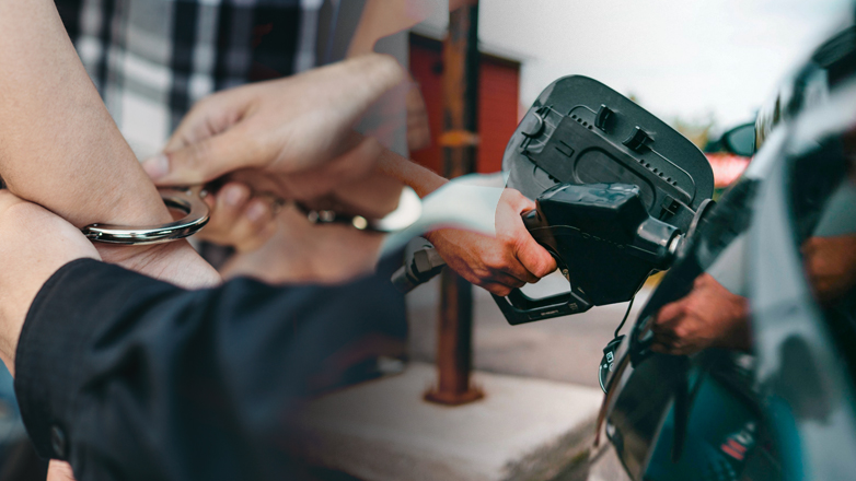 Έφοδος του ελληνικού FBI σε βενζινάδικα για «πειραγμένες» αντλίες και λαθρεμπόριο