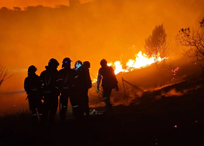 Φωτιά στην Κερατέα : Ενισχυμένες οι δυνάμεις της Πυροσβεστικής