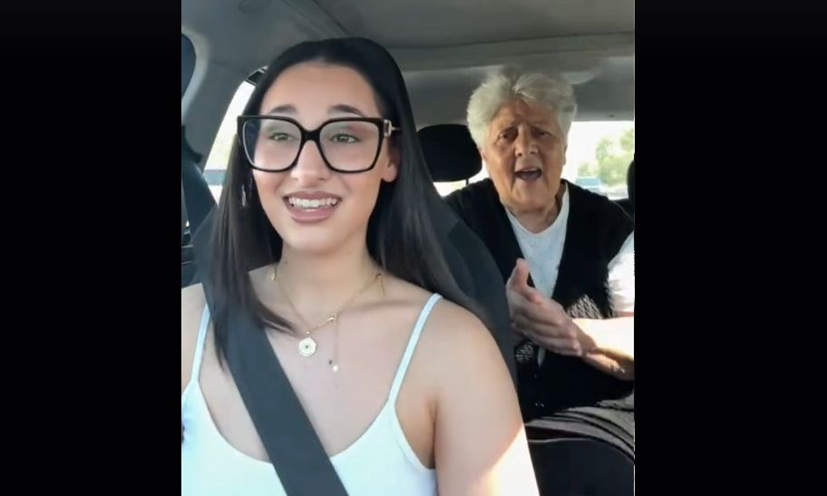 Κλαυδία: «Επιστρατεύει» τη γιαγιά της στο TikTok