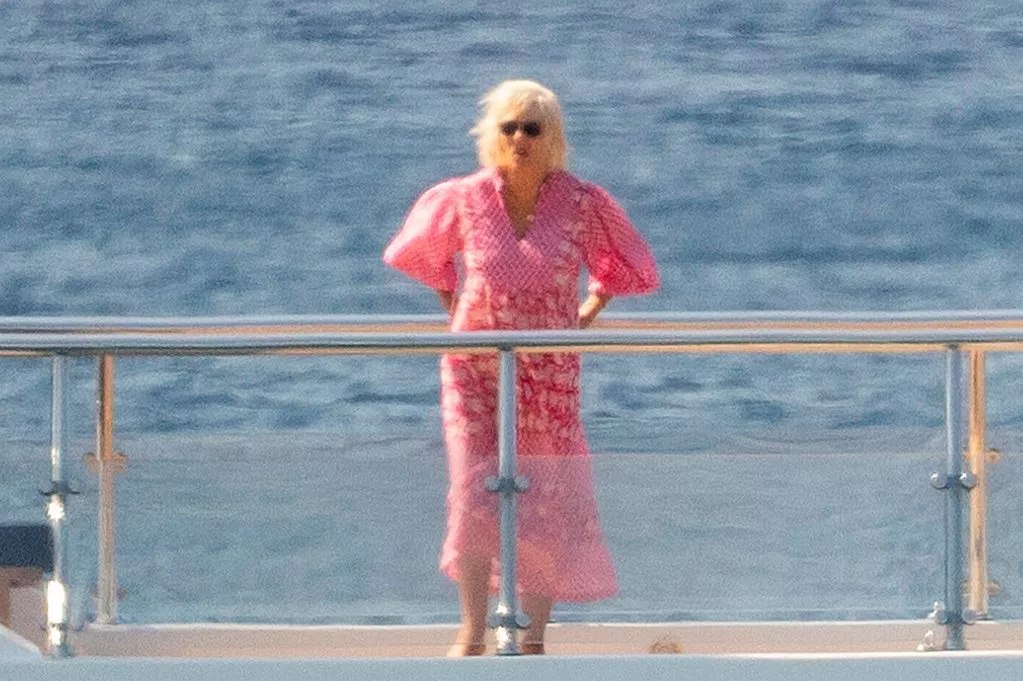 Η βασίλισσα Καμίλα στα ελληνικά νησιά με σκάφος 35 εκατ. ευρώ