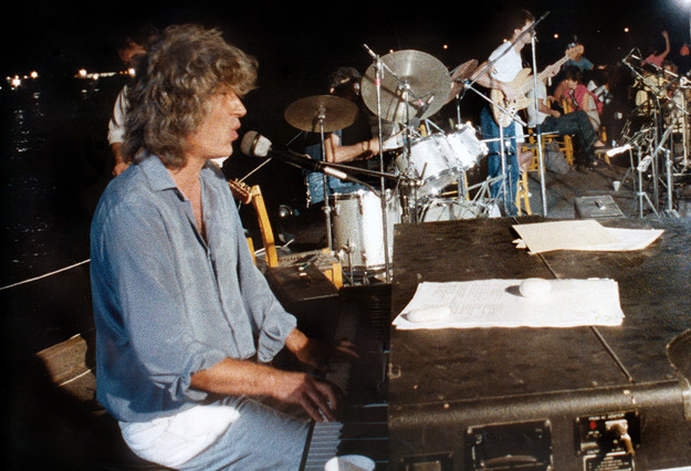 Βουλιαγμένη 1983: Το βράδυ που ο Κηλαηδόνης έφερε την Αθήνα στην παραλία