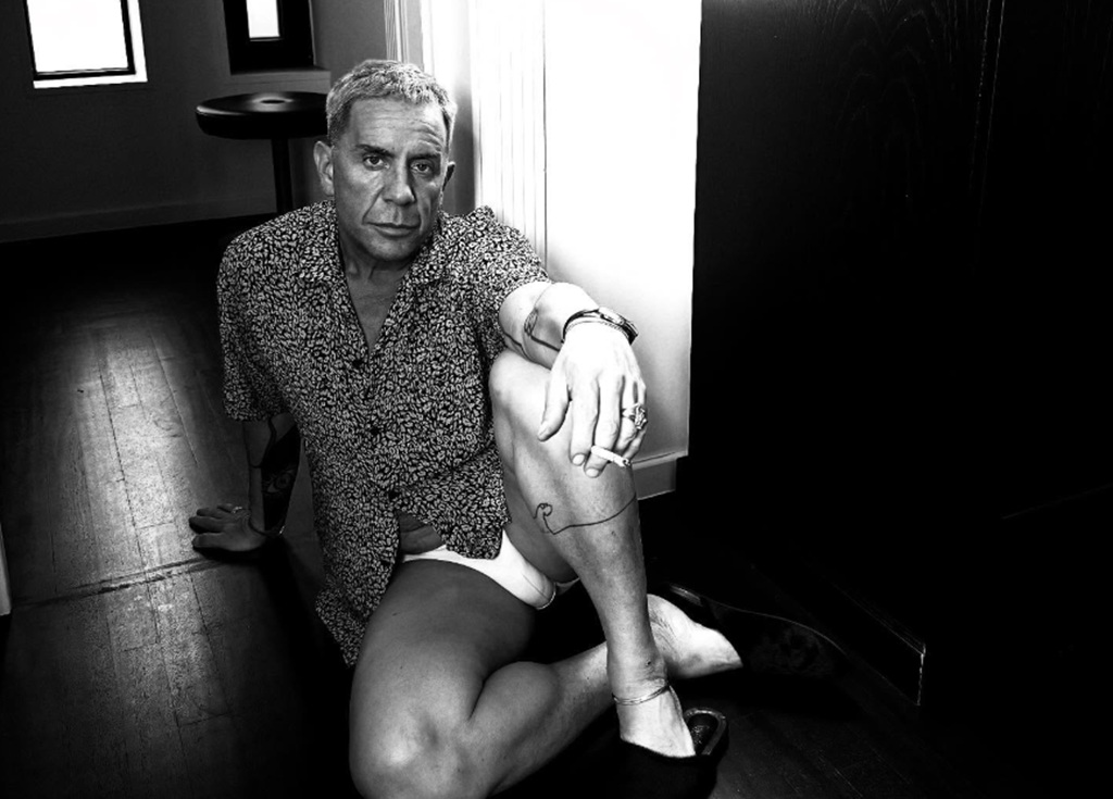 Μαζωνάκης: Το νέο του μήνυμα καθαρίζοντας με την ηλεκτρική σκούπα