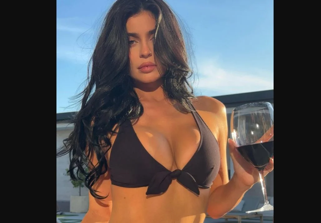 Κάιλι Τζένερ: Με αποκαλυπτικό μπικίνι και ένα ποτήρι κόκκινο κρασί