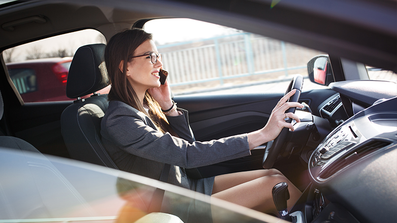 Κινητό στο αυτοκίνητο: Τι επιτρέπεται και τι όχι με τον νέο ΚΟΚ
