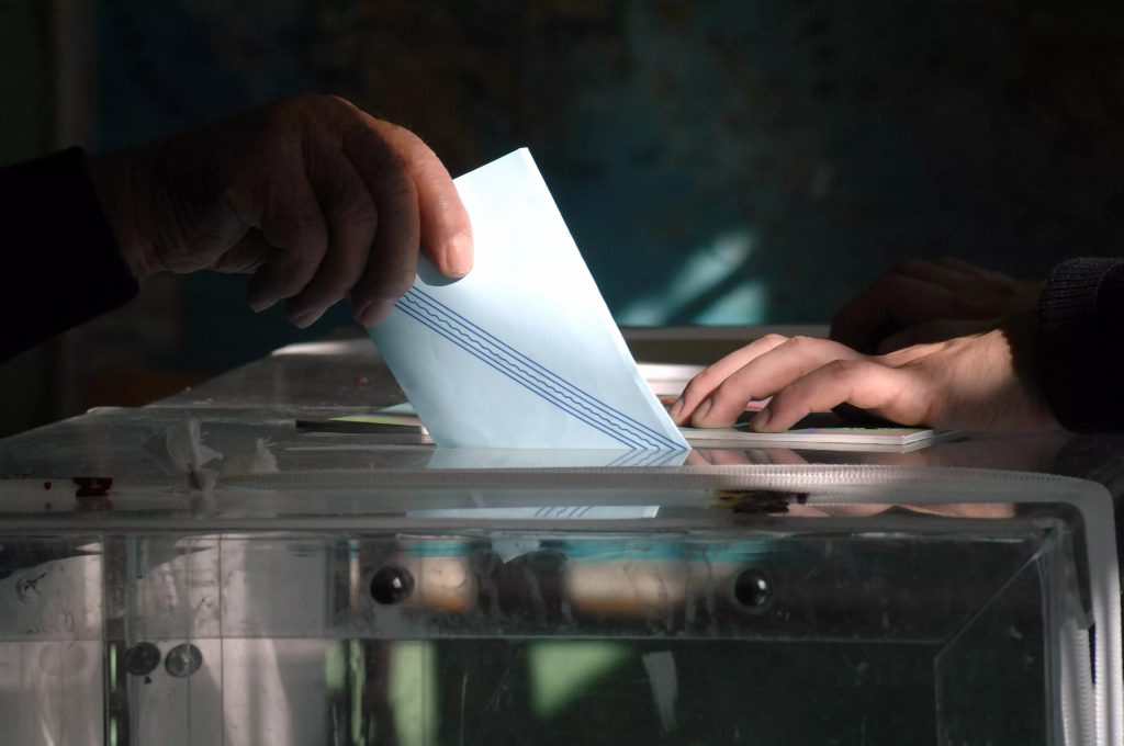 Metron Analysis: Στο ίδιο επίπεδο η ΝΔ με τον Ιούνιο παρά τη ΔΕΘ