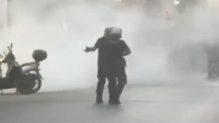 Πάτρα: Άνδρας των ΜΑΤ έριξε… σφαλιάρα σε συνάδελφό του