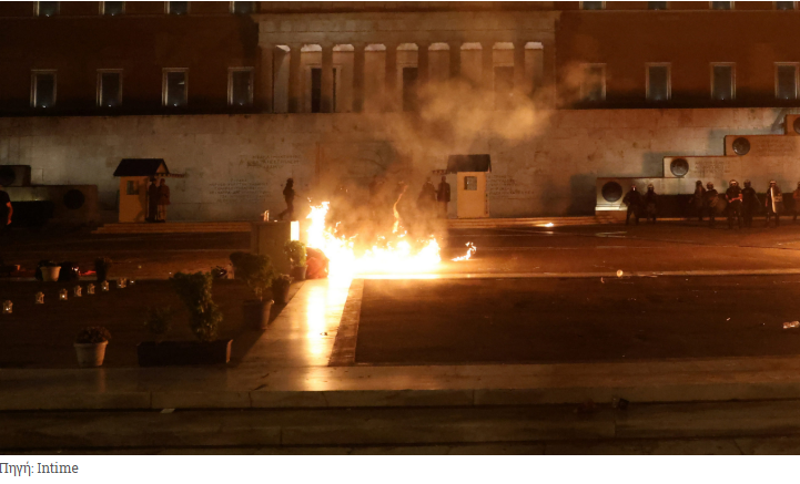 Σύνταγμα: Επεισόδια μετά το τέλος της συγκέντρωσης για τα Τέμπη