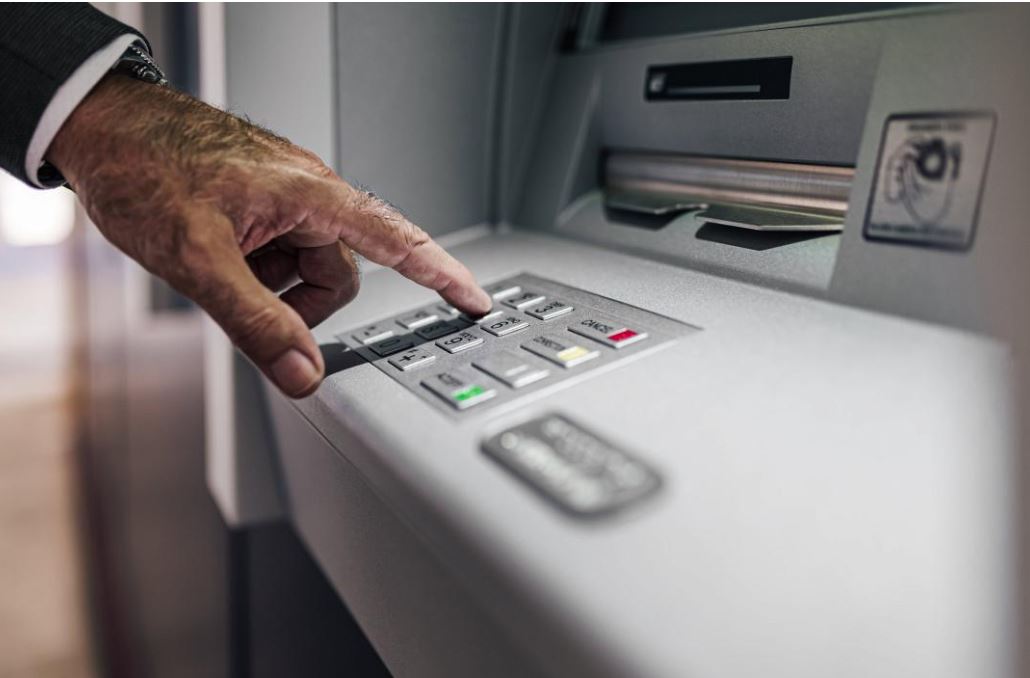 Επίδομα 100 ευρώ: Ποιοι αναμένεται να πάνε σήμερα στα ΑΤΜ