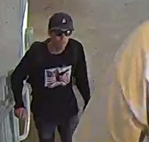 Τσάρλι Κερκ: Στη δημοσιότητα από το FBI οι φωτογραφίες του υπόπτου