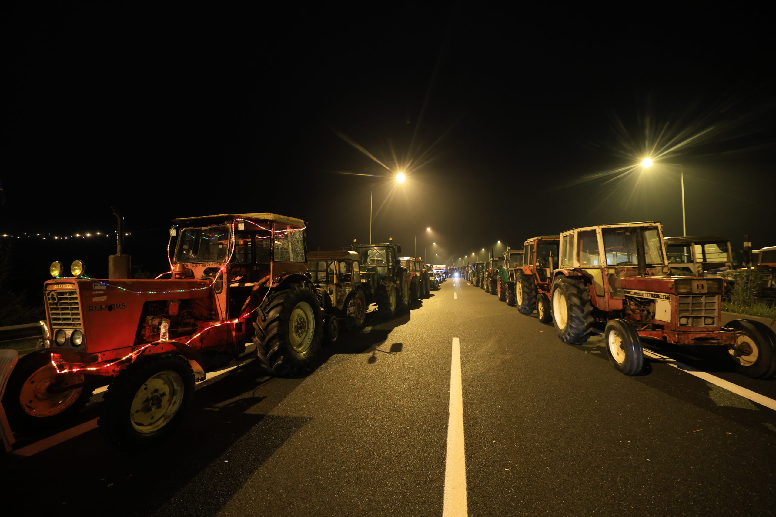 «Αγριεύουν» οι αγρότες: Κλείνουν παράδρομους στη Φθιώτιδα και Λάρισα