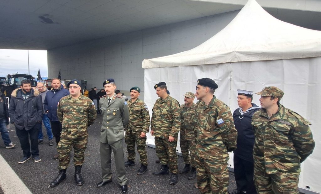 Στρατεύσιμοι βρέθηκαν στο πλευρό των αγροτών στο μπλόκο της Νίκαιας