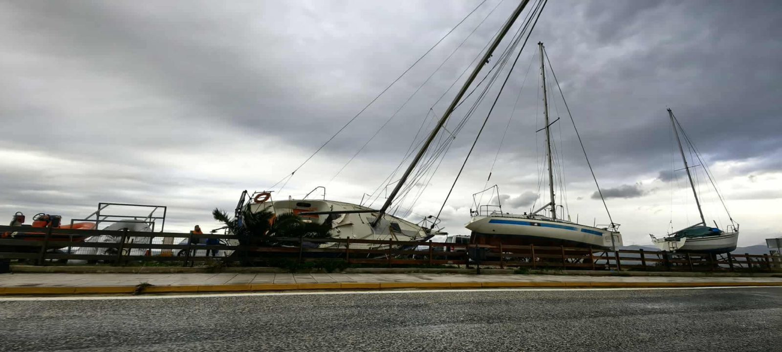 Καιρός: Καταιγίδες και ανεμοστρόβιλοι τσάκισαν Αλεξανδρούπολη, Μεσολόγγι