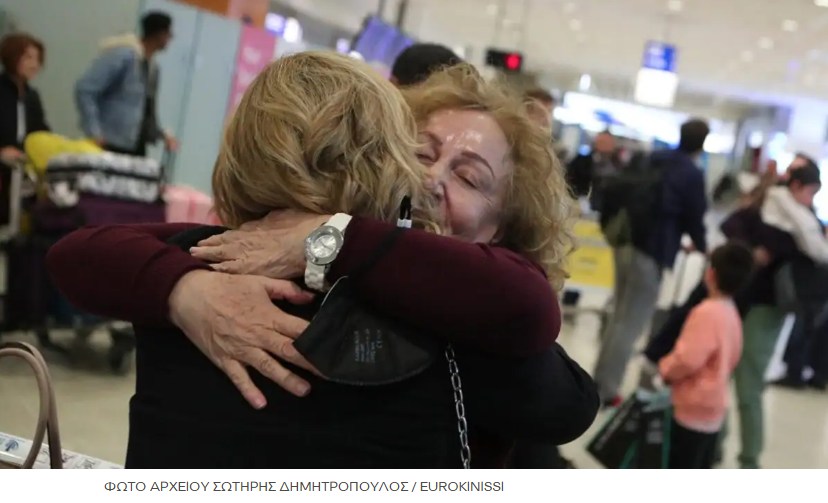 Έφτασαν στο «Ελευθέριος Βενιζέλος» οι πτήσεις με εκατοντάδες Έλληνες