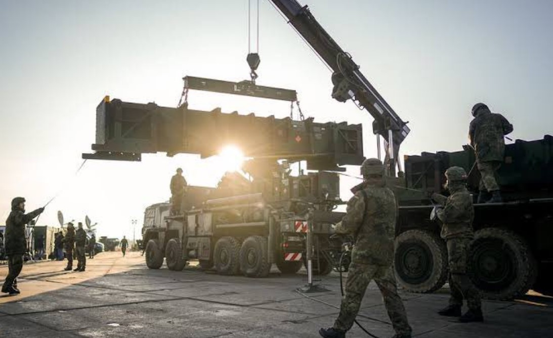 Ο Τραμπ απειλεί την Ευρώπη με τη μη παροχή όπλων στην Ουκρανία