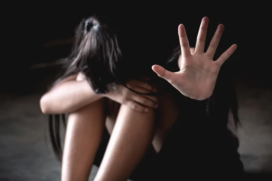 Γονείς χτυπούσαν τα παιδιά τους με μαστίγιο