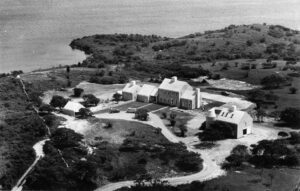 jackie-kennedy-sto-marthas-vineyard-house-onassis-GettyImages-134143371s